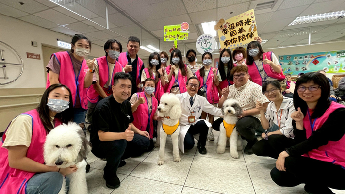 高榮南院驚現貴賓萌犬 長者與大仁科大共譜療癒時光